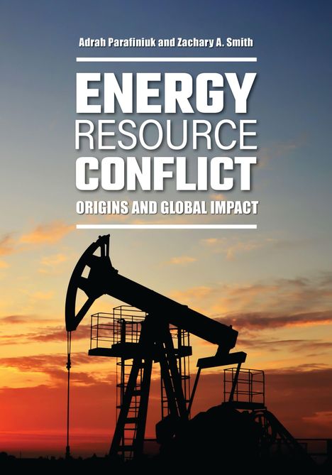 "ENERGY RESOURCE CONFLICT: ORIGINS AND GLOBAL IMPACT" steht über einer Ölpumpe vor einem Sonnenuntergang.