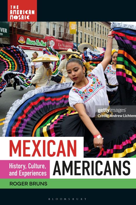 "MEXICAN AMERICANS" von Roger Bruns. Tänzer in bunten Trachten in einer belebten Straße.