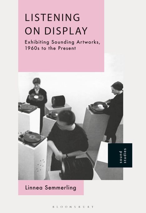 „LISTENING ON DISPLAY: Exhibiting Sounding Artworks, 1960s to Present“. Schwarz-weißes Foto von Menschen mit Plattenspielern.