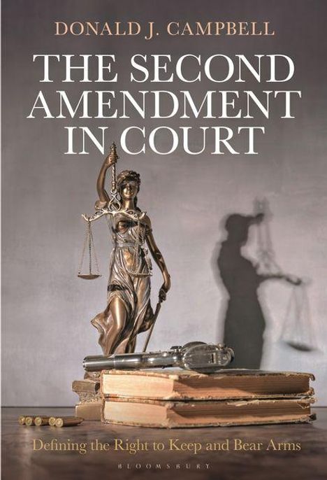 "The Second Amendment in Court" von Donald J. Campbell. Statue der Justitia, Bücherstapel und Richterhammer im Vordergrund.