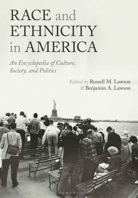 „RACE and ETHNICITY in AMERICA“ steht oben, gefolgt von „An Encyclopedia of Culture, Society, and Politics“. Szene zeigt Menschen mit Blick auf die Freiheitsstatue.