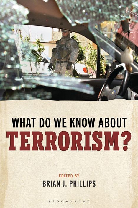 „What Do We Know About Terrorism?“ Ein Soldat steht draußen, durch ein zerschlagenes Autofenster gesehen.