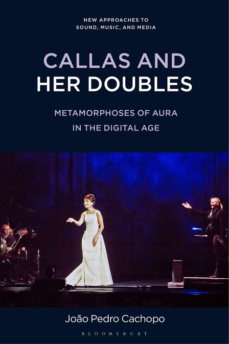 "CALLAS AND HER DOUBLES" darüber "New approaches to sound, music, and media". Frau in langem Kleid auf der Bühne.