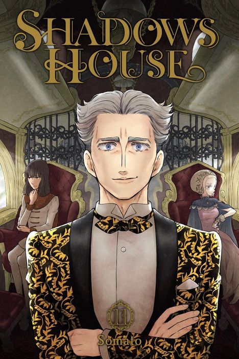 "Shadows House" oben, "11" und "Somato" unten. Im Vordergrund ein Mann in elegantem Anzug, im Hintergrund zwei Personen.