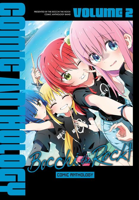 "Volume 2", "Bocchi the Rock! Comic Anthology". Vier fröhliche Anime-Figuren in schwarzen T-Shirts am Strand.