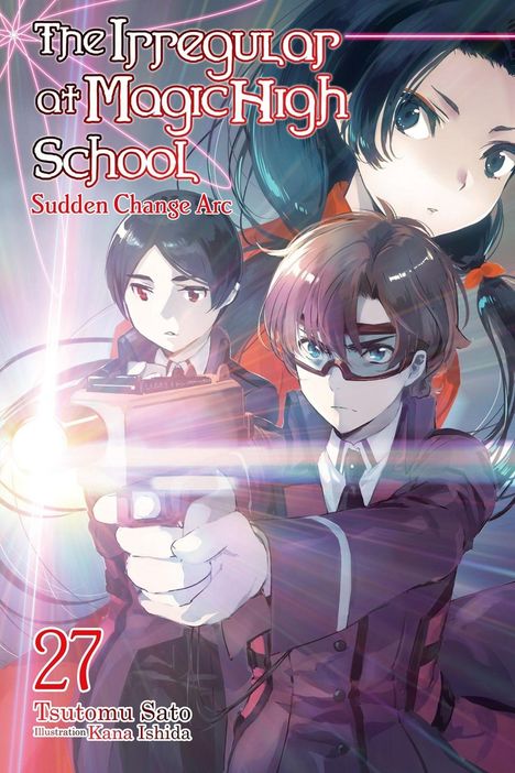 „The Irregular at Magic High School: Sudden Change Arc“ steht oben. Ein Junge mit Waffe und Mädchen mit magischem Licht.