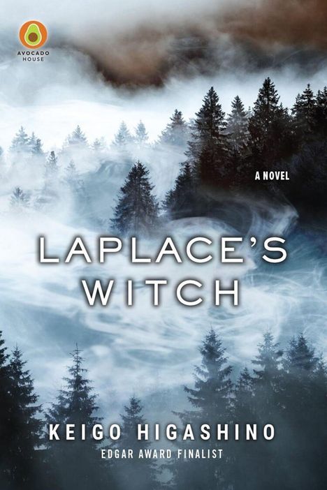 Text: „LAPLACE'S WITCH”, „A NOVEL”, „KEIGO HIGASHINO”, „EDGAR AWARD FINALIST”. Nebelverhangener Wald, darüber Wolken.