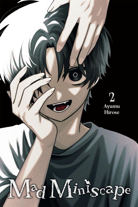 Der Text lautet: "2 Ayumu Hirose Mad Miniscope". Ein Junge mit dunklen Haaren, Fangzähnen, hält seine Hände verhüllt in Nahaufnahme.