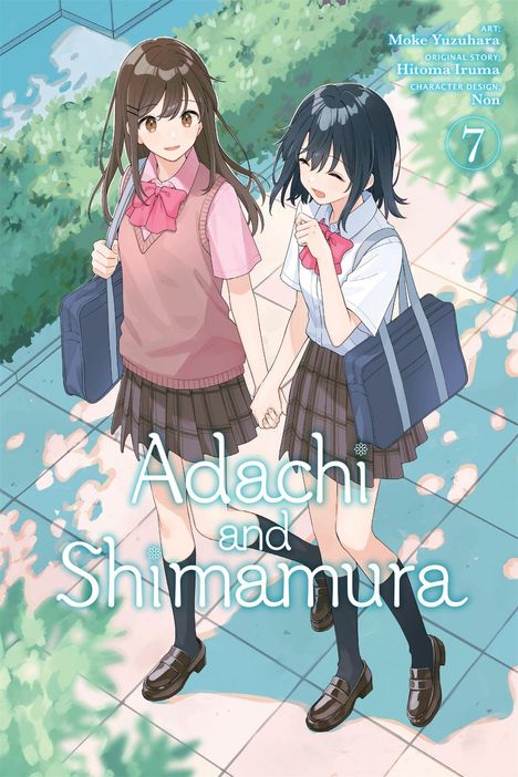 "Adachi and Shimamura", Band 7. Zwei Mädchen in Schuluniformen halten Händchen, umgeben von Bäumen und blauen Fliesen.