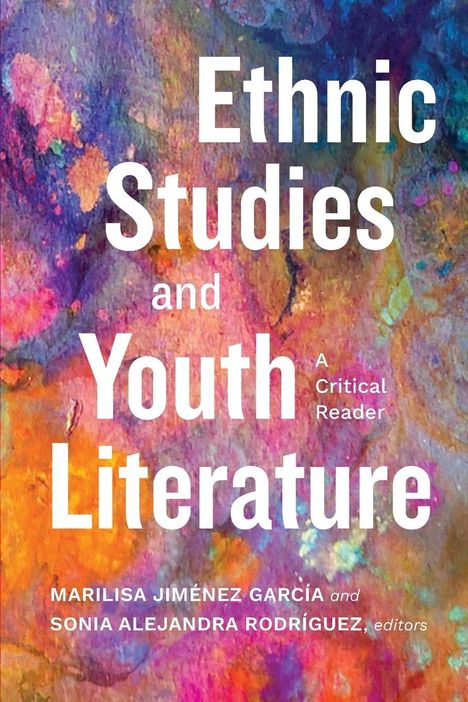 „Ethnic Studies and Youth Literature“ ist in weißer Schrift auf buntem, abstraktem Hintergrund zu sehen.