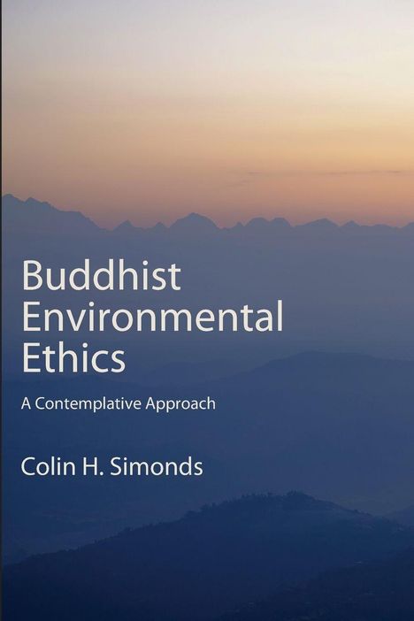 "Buddhist Environmental Ethics: A Contemplative Approach" von Colin H. Simonds steht vor einem Bergpanorama bei Sonnenaufgang.