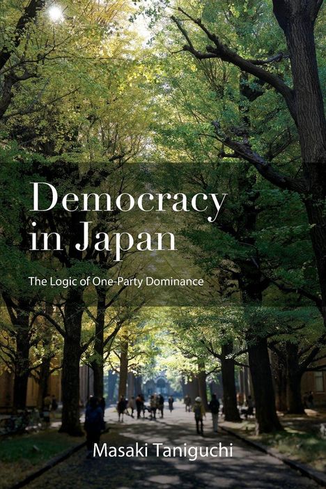 "Democracy in Japan: The Logic of One-Party Dominance" steht über einem Sonnenlicht durchfluteten Baumweg mit Menschen.