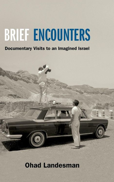 \"BRIEF ENCOUNTERS,\" \"Documentary Visits to an Imagined Israel,\" Ohad Landesman. Schwarz-Weiß-Foto mit Auto und Fotograf.