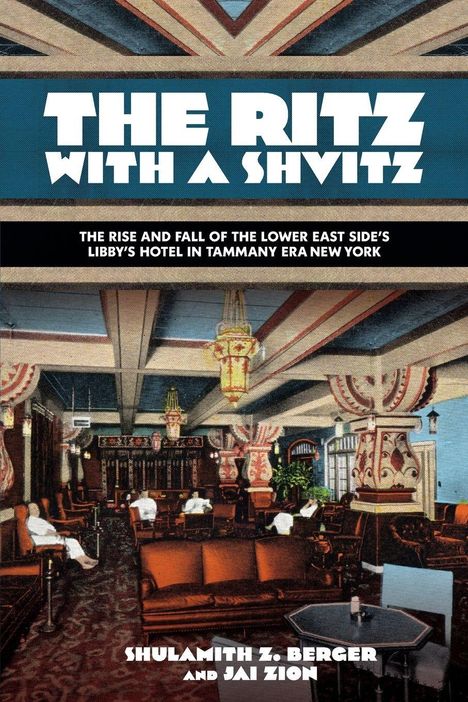 "The Ritz with a Shvitz" oben in großer Schrift. Darunter: Beschreibung eines Hotels. Grafik eines eleganten Innenraums.