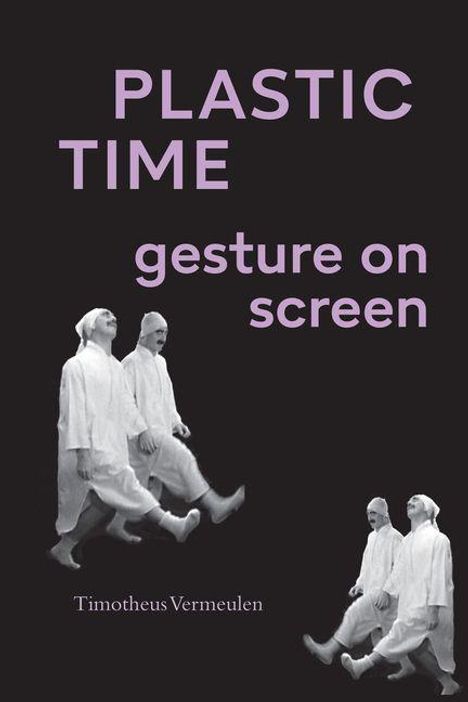 Text: "PLASTIC TIME gesture on screen. Timotheus Vermeulen." Vier Männer schreiten in weißen Gewändern.