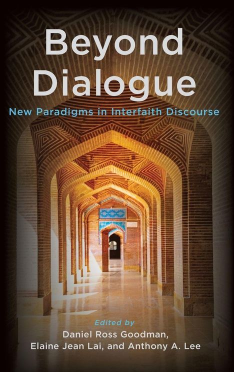 "Beyond Dialogue: New Paradigms in Interfaith Discourse" von Daniel Ross Goodman, Elaine Jean Lai und Anthony A. Lee. Ein Gewölbegang.
