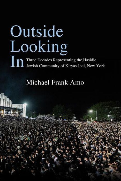 "Outside Looking In. Three Decades Representing the Hasidic Jewish Community of Kiryas Joel, New York. Michael Frank Amo." Eine große Menschenmenge bei Nacht.