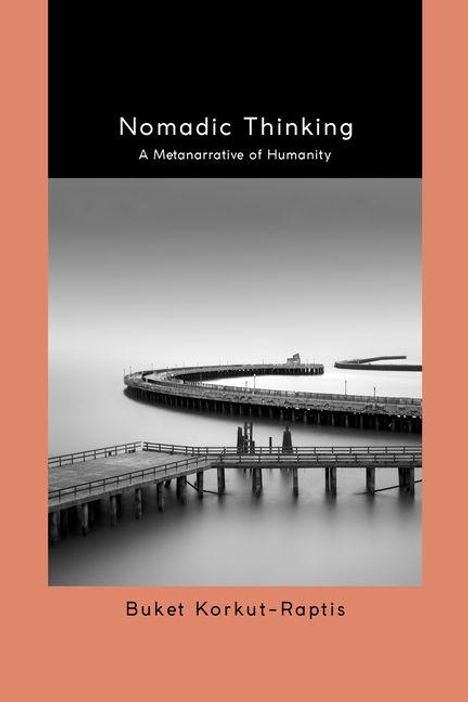 "Nomadic Thinking: A Metanarrative of Humanity" und "Buket Korkut-Raptis". Schwarz-weißes Bild mit geschwungenem Steg und ruhigem Wasser.