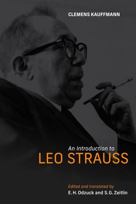 „Clemens Kauffmann“, „An Introduction to Leo Strauss“, bearbeitet von E.H. Odzuck und S.G. Zeitlin. Schwarz-Weiß-Foto eines Mannes mit Brille und Zigarette.