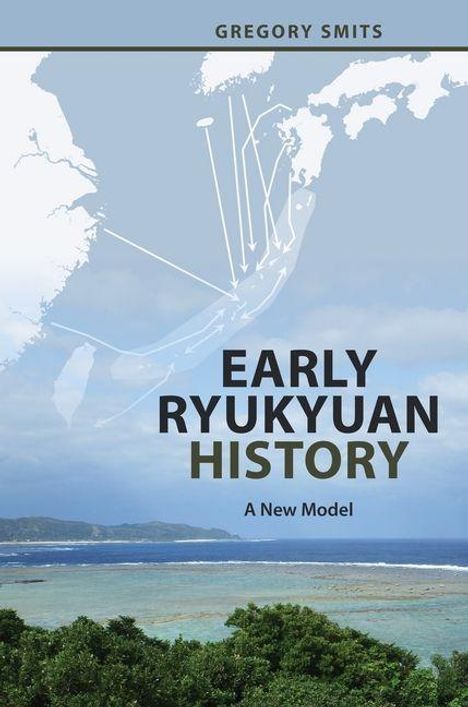 Text: "Early Ryukyuan History: A New Model" von Gregory Smits. Im Hintergrund eine Küstenlandschaft mit Meer und Bäumen.
