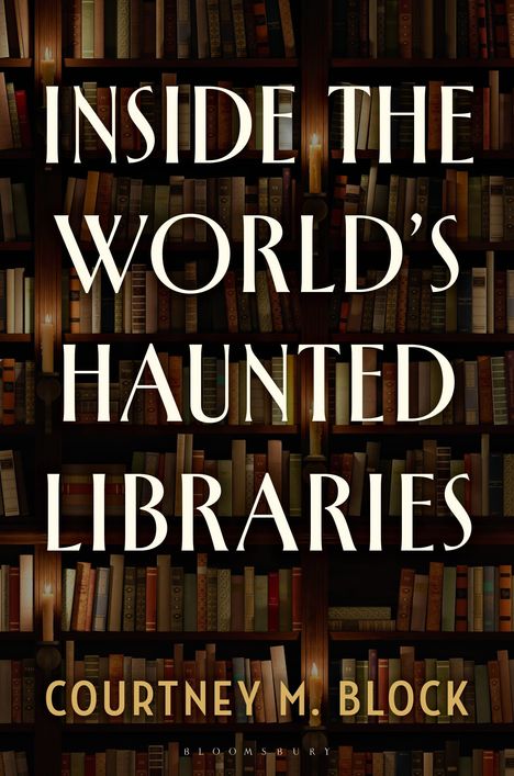 Buchumschlag von "Inside the World's Haunted Libraries" von Courtney M. Block, mit Kerzenschein und Bücherregalen.