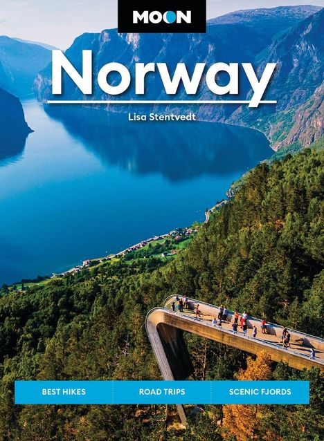 Titel: "Norway" von Lisa Stentvedt. Oben ein Logo "MOON". Ansicht eines Fjords von einer Plattform im Wald.
