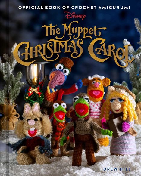 Text: "Official Book of Crochet Amigurumi", "The Muppet Christmas Carol", "Drew Hill". Häkelfiguren der Muppets im Winter.