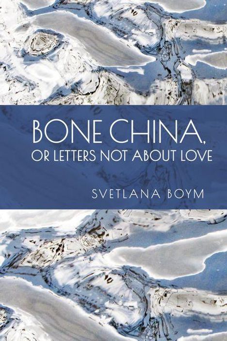 "BONE CHINA, OR LETTERS NOT ABOUT LOVE" von Svetlana Boym. Marmorartige, abstrakte Muster in Blau und Weiß.