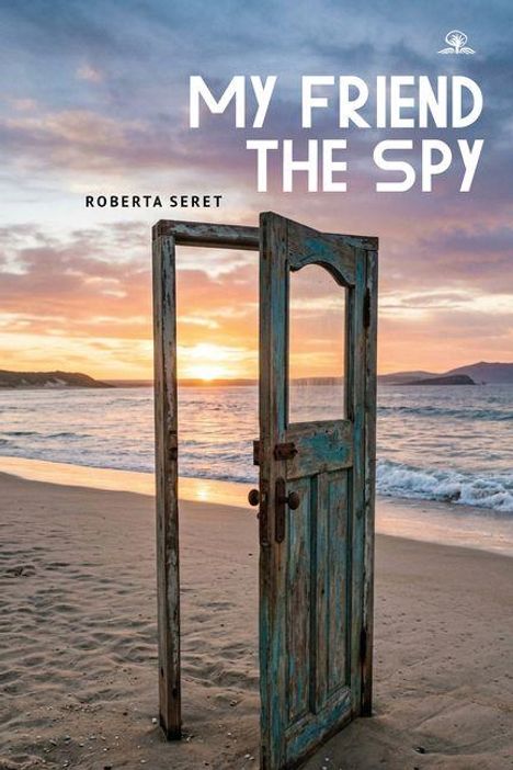 "MY FRIEND THE SPY" und "ROBERTA SERET" stehen über einer alten Tür, die am Strand bei Sonnenuntergang zum Meer zeigt.