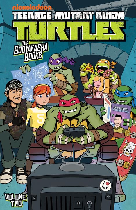 "Teenage Mutant Ninja Turtles: The Booyakasha Books, Volume Two." Illustrative Szene mit Turtles, Pizza, Skateboard und TV.