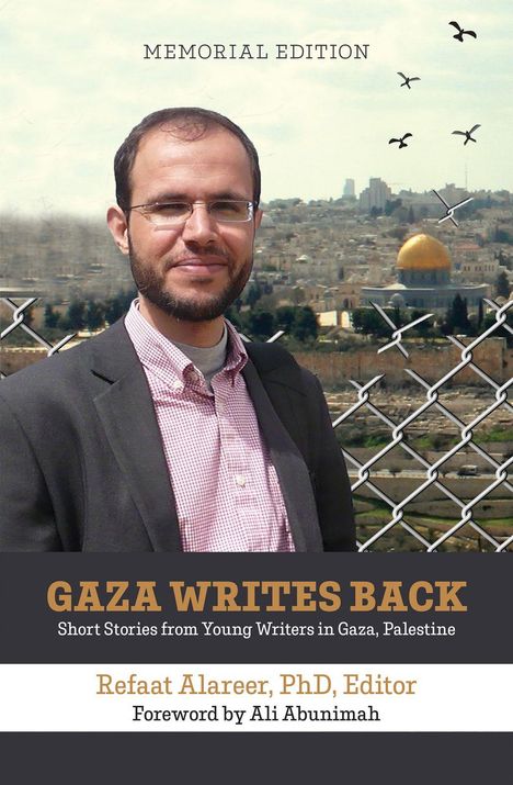 MEMORIAL EDITION. "GAZA WRITES BACK" von Refaat Alareer. Ein Mann lächelt vor einem Stadthintergrund, Vögel fliegen.