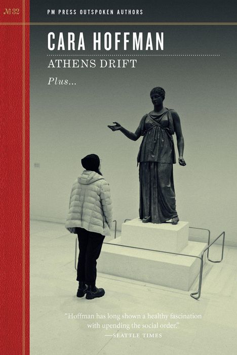 Titel: CARA HOFFMAN, ATHENS DRIFT. Eine Person betrachtet eine antike Statue in einem Museum.