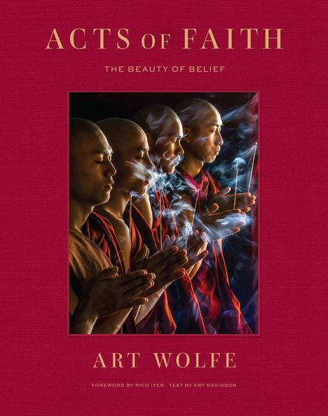 „ACTS OF FAITH“, „THE BEAUTY OF BELIEF“, „ART WOLFE“: vier meditierende Mönche mit Weihrauch vor rotem Hintergrund.