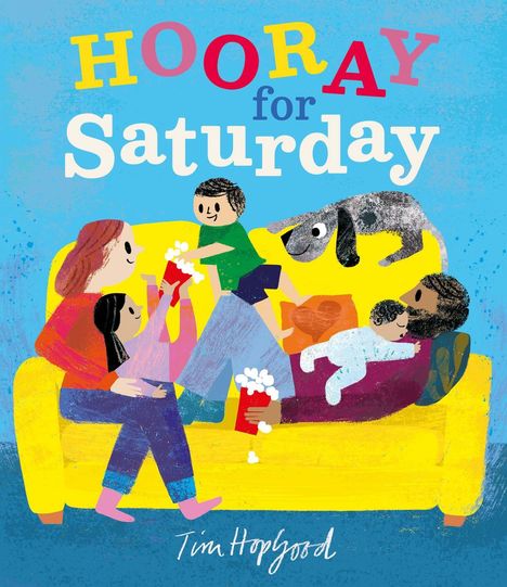 „HOORAY for Saturday“ in bunten Buchstaben. Illustration einer Familie mit Hund auf gelbem Sofa, die Popcorn isst.