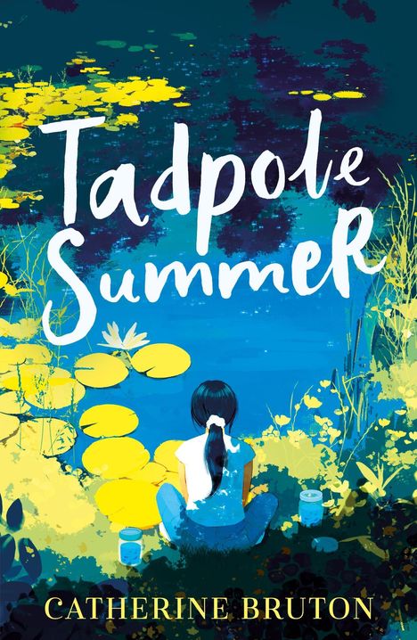 "Tadpole Summer" und "Catherine Bruton". Illustration: Ein Mädchen sitzt am Teich mit Seerosen und Farnen.
