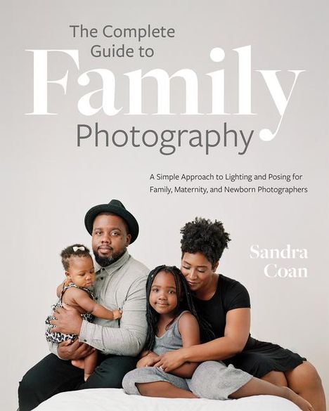 „The Complete Guide to Family Photography“ in großer Schrift. Darunter eine vierköpfige Familie, die zusammensitzt.