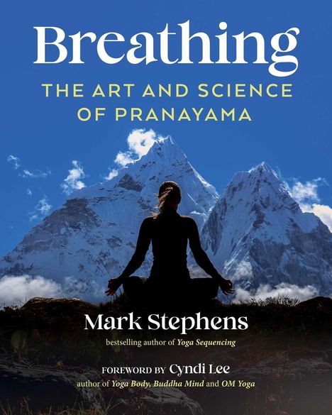 „Breathing, The Art and Science of Pranayama, Mark Stephens, Foreword by Cyndi Lee“ vor Bergen mit meditierender Person.