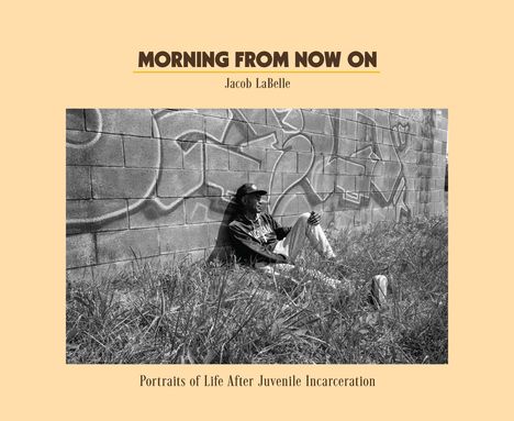 "Morning From Now On", Jacob LaBelle. "Portraits of Life After Juvenile Incarceration". Schwarz-Weiß-Fotografie: Person an einer Wand.