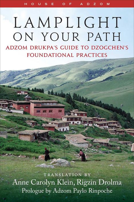 Text: "Lamplight on Your Path. Adzom Drukpa’s Guide to Dzogchen’s Foundational Practices." Traditionelles tibetisches Dorf in grünen Hügeln.