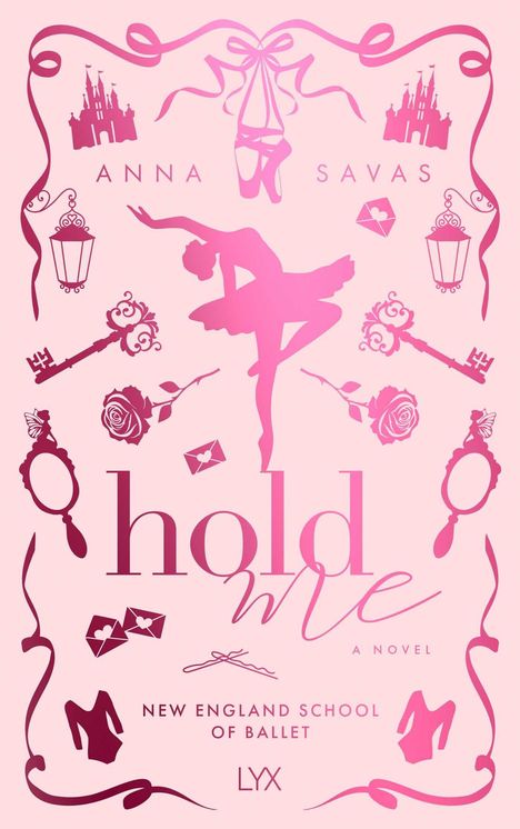 "Ballerina-Silhouette, verzierte Schlüssel, Rosen, Spiegel, Schriftzug: 'hold me', 'ANNA SAVAS', 'NEW ENGLAND SCHOOL OF BALLET', 'LYX'."
