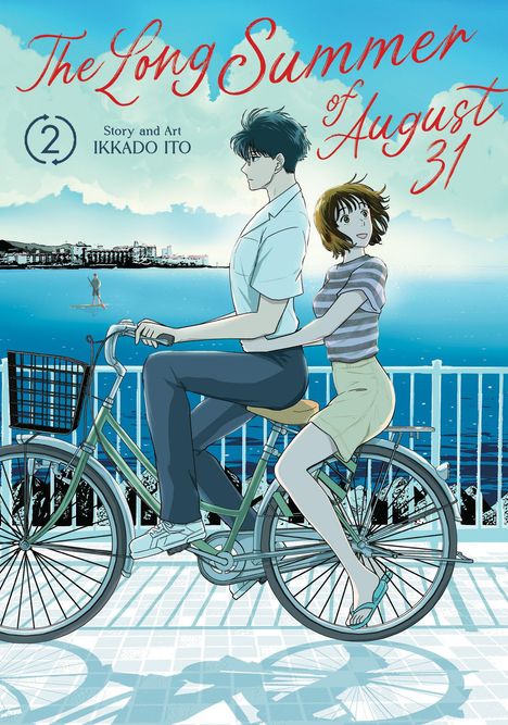 "The Long Summer of August 31" steht in roter Schrift. Ein Paar fährt zusammen auf einem Fahrrad an einer Küste entlang.