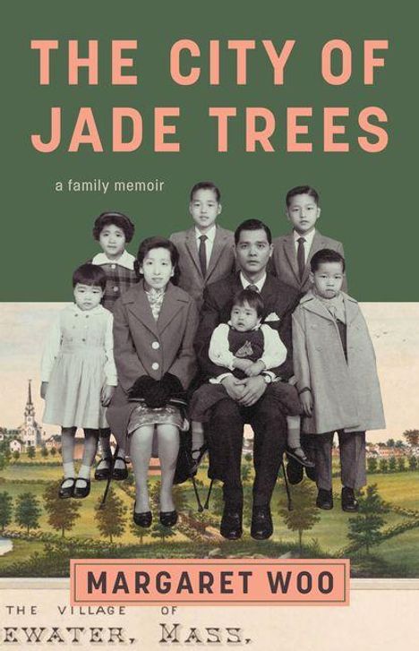 "THE CITY OF JADE TREES", "a family memoir", "MARGARET WOO". Alte Familienfoto-Collage vor städtischer Kulisse.