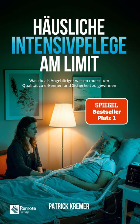 „Häusliche Intensivpflege am Limit“. Eine Frau sitzt neben einem Mann im Bett, verbunden mit medizinischen Geräten.