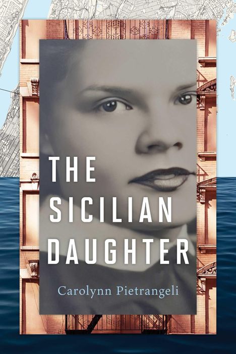 „THE SICILIAN DAUGHTER“ von Carolynn Pietrangeli. Ein Schwarzweißporträt einer Frau vor Architektur und Wasser.
