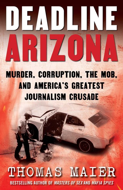 "DEADLINE ARIZONA. MURDER, CORRUPTION, THE MOB. THOMAS MAIER. Ein Polizist neben einem demolierten Auto."
