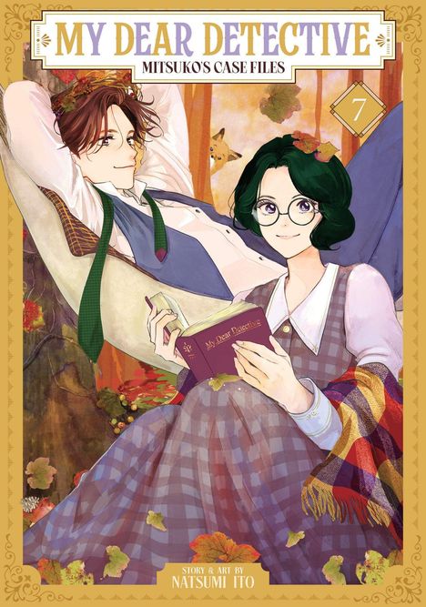 Der Text lautet: "My Dear Detective: Mitsuko's Case Files", "7". Zwei Personen in herbstlicher Umgebung, eine liest ein Buch.