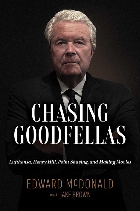 „Chasing Goodfellas“; Untertitel: „Lufthansa, Henry Hill, Point Shaving, and Making Movies.“ Ein Mann im Anzug mit ernstem Blick.