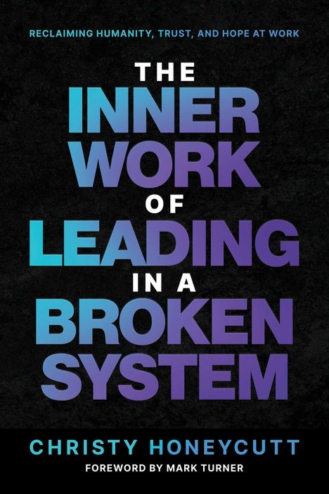 Text: "The Inner Work of Leading in a Broken System" von Christy Honeycutt. Farbverlauf von Blau zu Lila, dunkler Hintergrund.