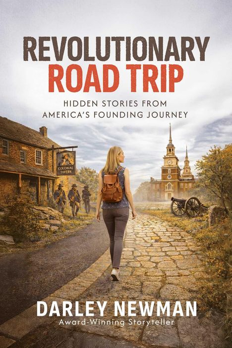 „Revolutionary Road Trip: Hidden Stories from America’s Founding Journey“, Darley Newman. Frau mit Rucksack auf Kopfsteinpflasterweg.