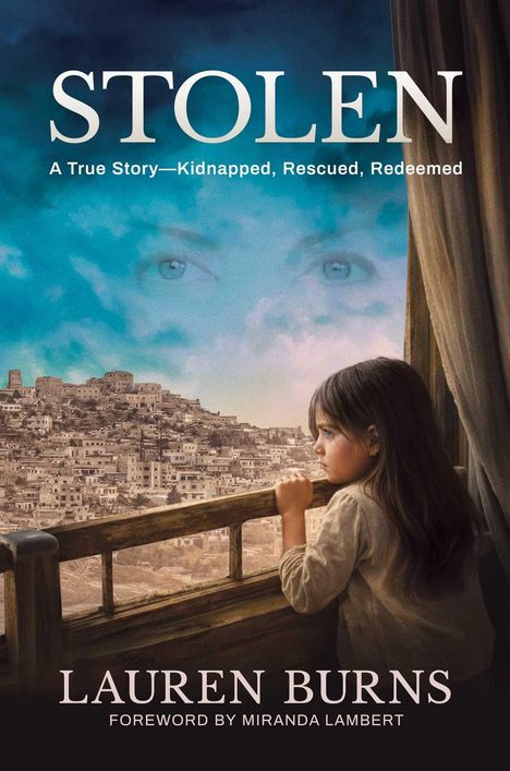 Text: "STOLEN: A True Story—Kidnapped, Rescued, Redeemed", "Lauren Burns", "Foreword by Miranda Lambert". Illustration: Kind am Fenster mit Stadtblick.